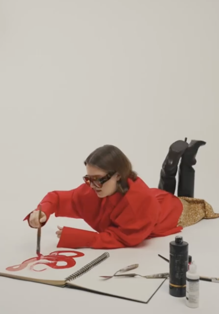 Pessoa desenvolvendo um projeto criativo